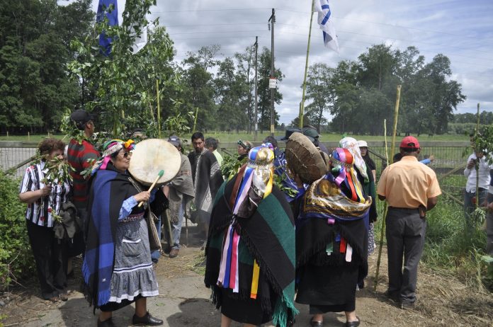 Temuco,,Chile.,11,23,2011.,Mapuches,In,A,Religious,Ceremony,Against,The
